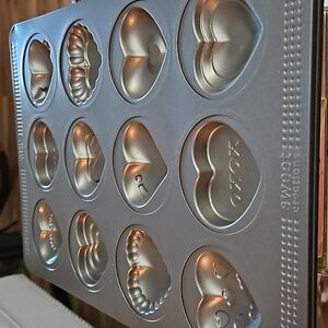 Sweet Creations 12 Cavity Heart Muffin Pan